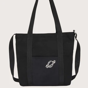 Svart tygväska  - Säljer en svart tygväska från shein då jag råka beställa dubbletter. Måtten är 38x35 och banden är justerbara. Köpare står för frakt 💕 