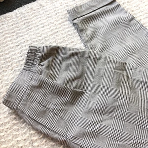 Kostymbyxor i strl 36 - Hej! Säljer ett par rutade kostymbyxor som är uppvikta i benen!💗💕 De har fickor på framsidan och fejkfickor där bak. Köptes i Spanien för två år sen. De har resår i midjan och passar förmodligen en 34 också. Sitter verkligen jättebra på men har växt ur dem. De är relativt korta i modellen och har en lös passform, perfekta till sommaren!🤗 Skriv gärna till mig om ni har frågor☺️❣️