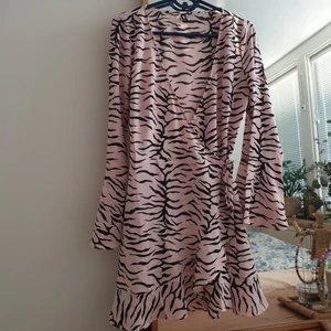 Wrap klänning  - Fin rosa/svart wrap klänning med zebra mönster. storlek 40. Passar även storlek 38. Bra skick. Kan skickas annars finns i Malmö🌷