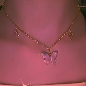 Halsband cute  - Jätte gulligt halsband pasar till allt köparen står för frakten PS frakten kommer kosta så många frimärken jag behöver 