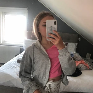 Grå zip up hoodie  - En jättefin zip up Tröja❤️ den är från Gina och har älskat den men det börjar bli dax att skicka den vidare❤️ den är lite nopprig och har ett litet märke på underarmen men det är inget man märker av❤️