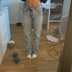 Mid rise jeans zara - Mid rise jeans från zara, storlek 32 men avklippta där nere så att de passar någon runt 160. Använda 2 gånger så superbra skick!