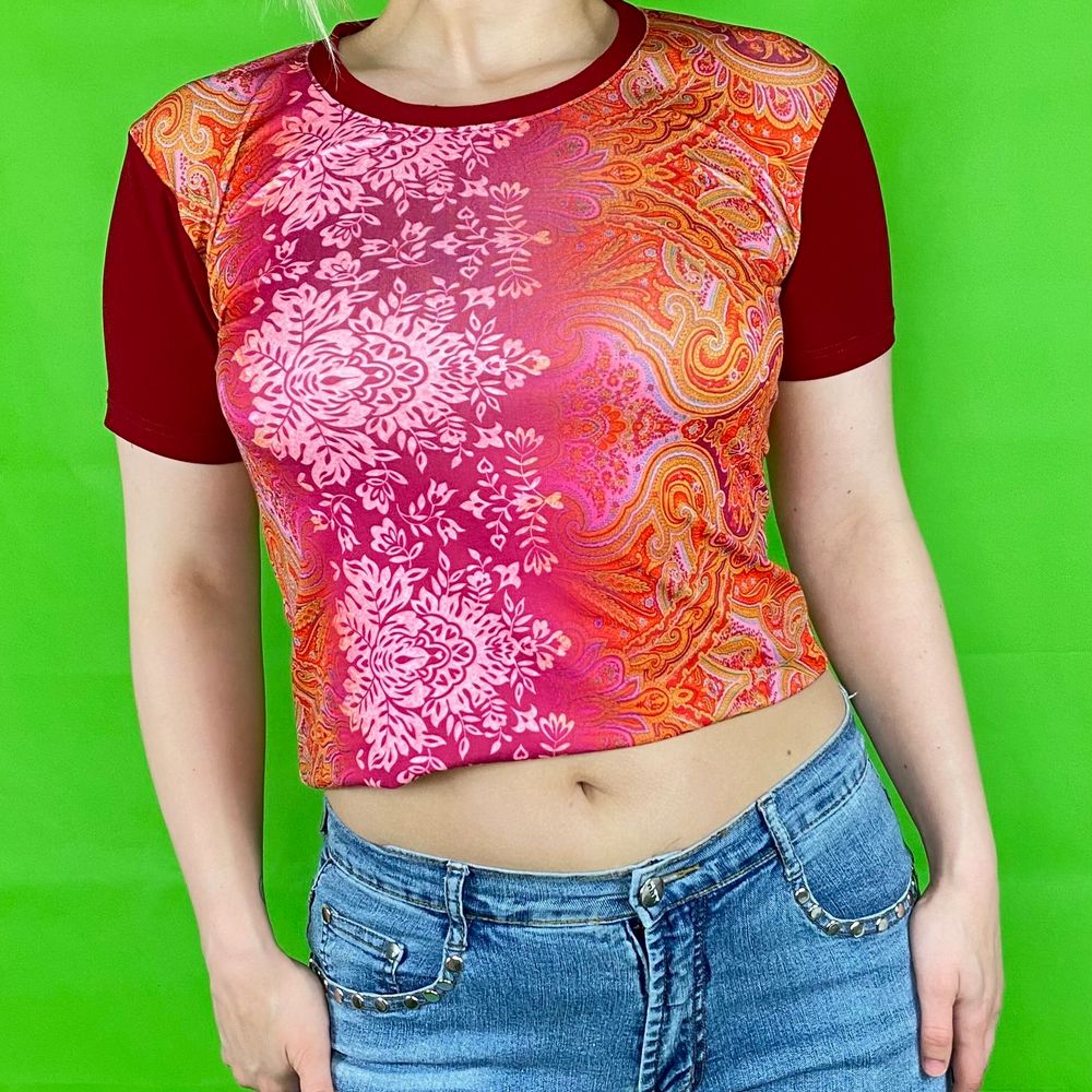 En T-shirt i toppenskick från ONLY. Står inte storlek eller material. Men skulle säga det är polyester, och en M. Den stretchar sig efter storlek! Spårbar frakt på 66kr är inräknad i priset. Tar Swish men även SafePay. Mått: Axeln och ner 54cm. Axel till Axel 39.5cm. Ärm längd 16cm. Byst bredd 41cm.. T-shirts.