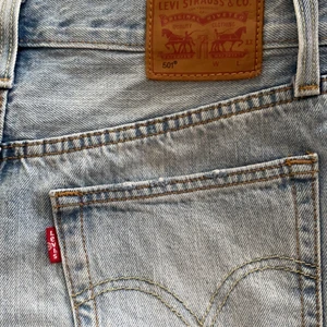 Levis shorts - Levis shorts med slitningar, skriv om ni vill ha fler bilder!