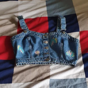 Summer jeans topp - I mycket bra skick och matcherar med allt. Passar s_m.