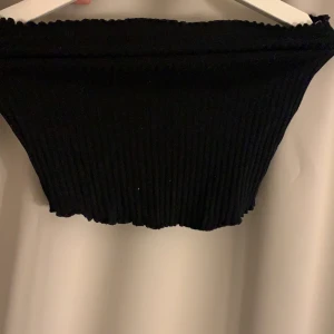 Croptop - En svart ribbat top 