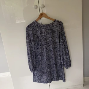 Zara klänning  - Hej, jag säljer denna super fina klänning från zara. Den är i väldigt bra skick och knappt använda. Storlek s.  Nypris 300 kr säljer den för 100 kr frakt tillkommer på 30 kr❤️