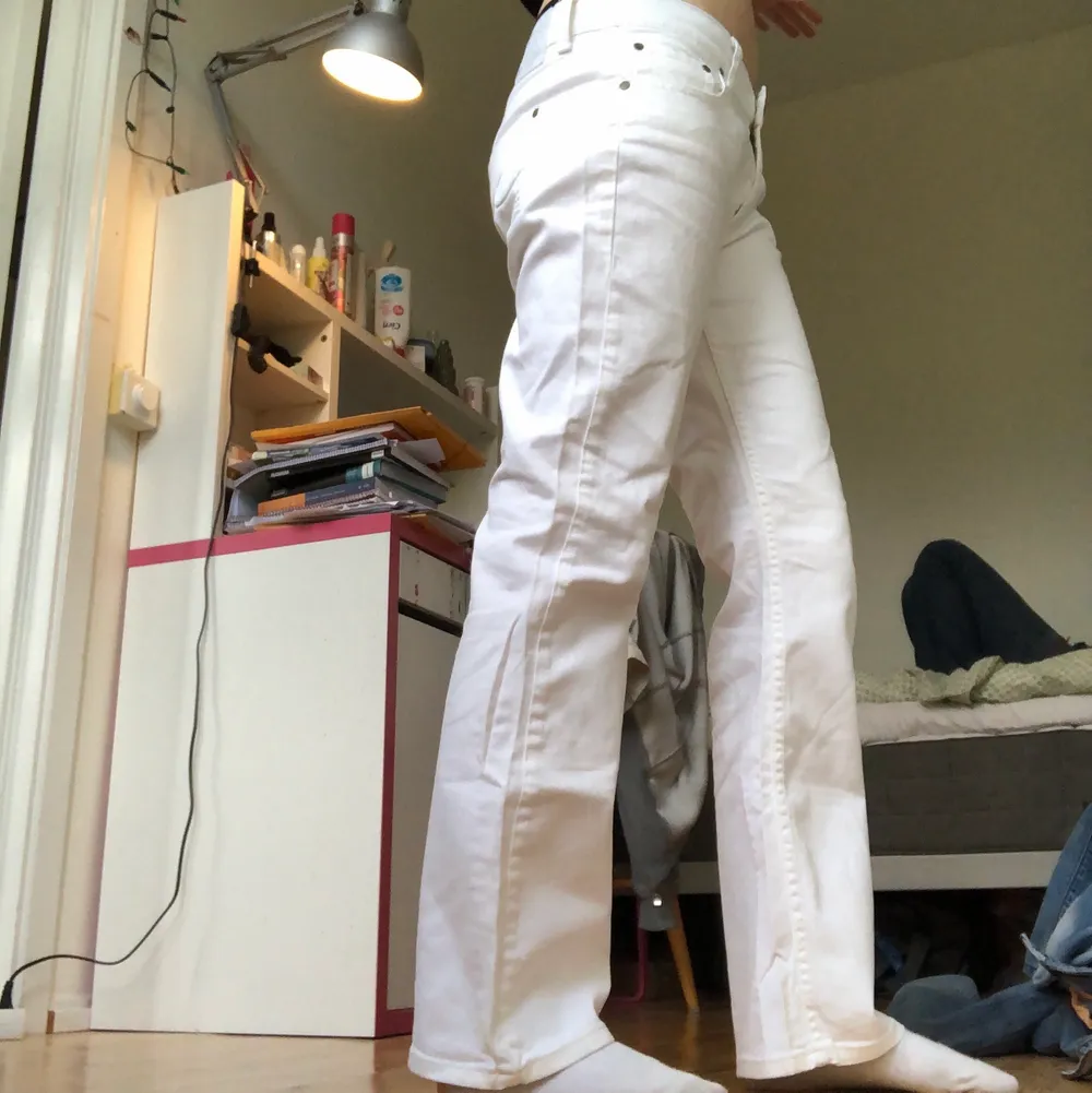 Vita lågmidjade raka jeans! Perfekta till sommaren! Står storlek 32/32 men skulle säga lite mindre typ💖💖. Jeans & Byxor.