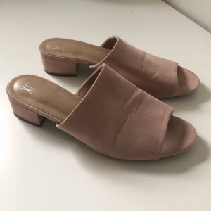 Ljusrosa sandaler  - Ljusrosa sandaler med en liten klack. Använd ett par gånger, ganska bra skick. Storlek 39. Frakt tillkommer. 