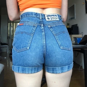Midjehöga Jeansshorts - Favorit-Jeansshorts köpta på Beyond retro. Storlek 34/36 , vuxit ur 😢  