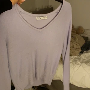 Lila tröja - Nu säljer jag en jättefin lila ”ulltröja” från Zara. Super mjuk och jättefin men Inge kommit till användning då jag inte passar i lila!