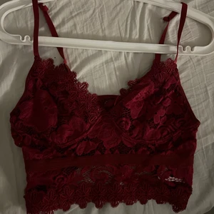 Röd spetstopp  - Säljer denna röda söta spetstopp då den är för liten över axlarna, tajt, så endast testad.                                                                                               Från shein men jättefin och har inte märkt något problem med den. Köpare står för frakt. Fråga vid funderingar. 