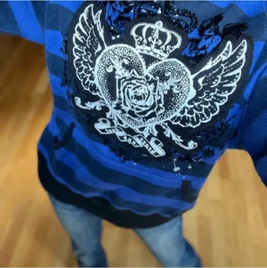 Drain hoodie  - Cool svart blå hoodie, med rhinestoneliknande tryck, köpt här på Plick och säljes eftersom den inte kom till användning! För fler bilder eller frågor skriv!