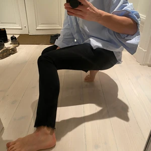 Svarta jeans från j brand  - Model j brand pencil split leg 9122 jett. Svarta jeans i låg modell 