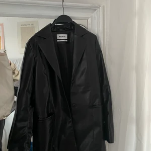 Skin blazer  - Fake skin blazer från weekday! Använd 1 gång så säljer därför vidare då den inte kommer till användning <3