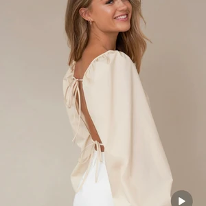 Topp - Säljer en topp med öppen rygg från en av Hanna Schönbergs kollektion med NAKD, samma som på bilderna fast i jättefin ljusblå färg. Suuperfin, men inte kommit till användning. Knappt använd💛💛 finns inte längre att köpa på hemsidan