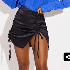 Kjol från PLT - Jätte fin kjol från Pretty little thing. Endast provad säljer pga att jag inte passar i kjol men ville ge det ett försök. Ser ut precis som på bilden. Frakt ingår i priset! 