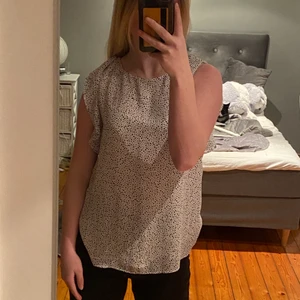 Linne  - Från hm. Aldrig använt. Storlek 36. 50kr