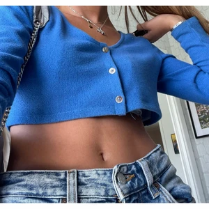 Blå kort tröja  - Säljer denna tröja från NA-KD de e en kort kofta