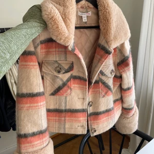 Vårjacka  - Tyvärr har jag inte användning för denna fantastiska jacka längre, använd Max 3 gånger! Köpt från ASOS. Kan du inte mötas i Lund så står köparen för frakten 💓