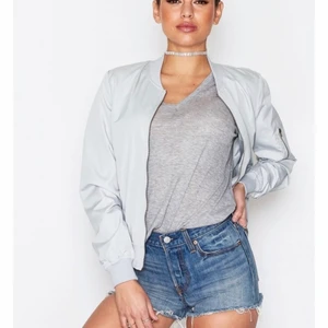 Bomberjacka  - Tunn grå/blå bomberjacka, jättesnygg och skön material. Har använts 1-2gånger. Jackan är i väldigt bra skick. Kan skicka fler bilder vid förfrågan.