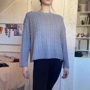 Lätt stickad tröja - En inte för tjock stickadtröja. Är i väldigt bra skicka.