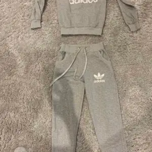 Adidasdress i grå, väldigt snyggt skick 