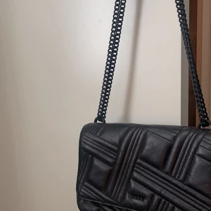 DKNY väska - Säljer min super fina DKNY väska köpt på NK för några år sen! Är inte alls använd och är i väldigt bra skick! Kommer inte till användning! Nypris: 3000 