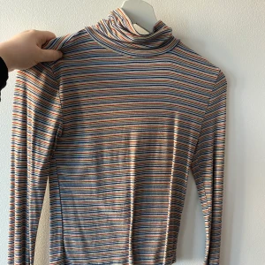 Randig tröja med turtleneck - Superfin tröja, använd någon gång! Från forever21 i tokyo :)