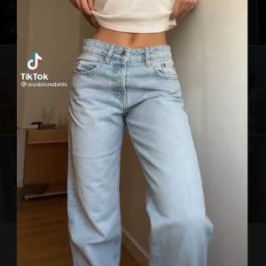 Säljer dessa otroligt snygga mid rise jeans från Zara! Som är helt nya, endast prövade!❤️‍🔥⚡️ storlek 36 och sitter helt perfekt. Säljer pga att de tyvärr var lite för små för mig. Om fler är intresserade blir det budgivning! ⚡️ 