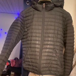 Colmar jacka  - En vår och höst jacka som passar M o L den är något år gammal men ändå i fint skick. Möts upp vart som i Stockholm 