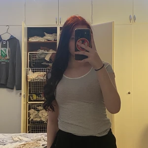 Randig t-shirt - Randig t-shirt, sitter åt, ganska tajt i armarna och runt bröstet på mig för den är för liten för mig