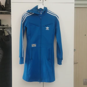 Adidas tröja  - Ny skick, storlek 34