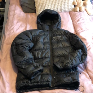 Peak performance jacka - Jackan är använd. Det är ett hål på ena armen som gör att allt dun har åkt ut ur en puff, finns ett hål på framsidan av jackan. Jag har fått dem andra hålen lagade med ”lappar” billigare vid snabb affär, garanterar en snabb affär, skickar alltid video/bild när jag postar💜