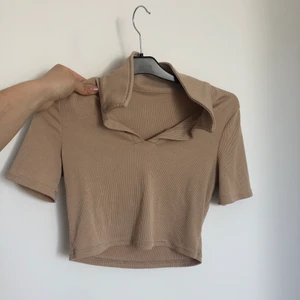 Croppad tröja med krage - Kommer inte till anvädning. Stretchig och söt.