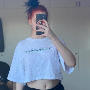 Hm, magtröja, luftig, mjukt material - Vit magtröja, riktigt skön men gillar inte designen på framsidan köpt på H&M, använd en gång 