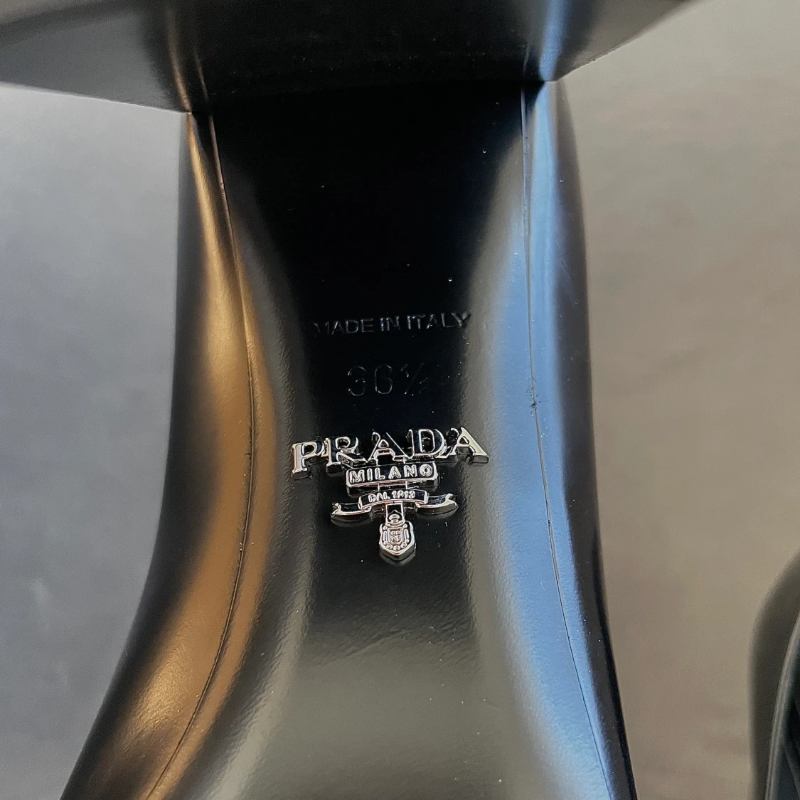 PRADA Logo Leather Pumps - 91