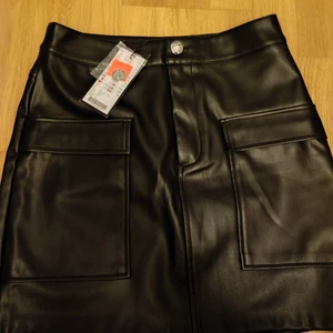 Skinnkjol storlek 38  - Helt ny skinnkjol från New Yorker. Tyckte tyvärr inte den passade mig, men kjolen är väldigt fin och helt ny.