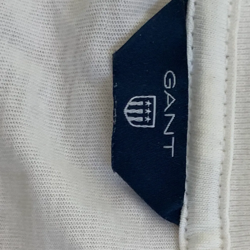 En vit Gant tröja i storlek XS men köpt på kids brand stor så det står 146/152 men är som en XS. Materialet är lite tunnare men ändå inte så genomskinlig. Jag har använt den ganska mycket men tröjan har inga ”skador”. Jag säljer på grund av att jag har tröttnat på tröjan. Priset på tröjan är 130kr✨💓. Tröjor & Koftor.