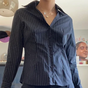 Svart randig skjorta  - Skjorta från 00-talet! Från Mari Philippe. Lite sömmar som gör den lite mer ”figursydd”🖤 passar från en 36-40!