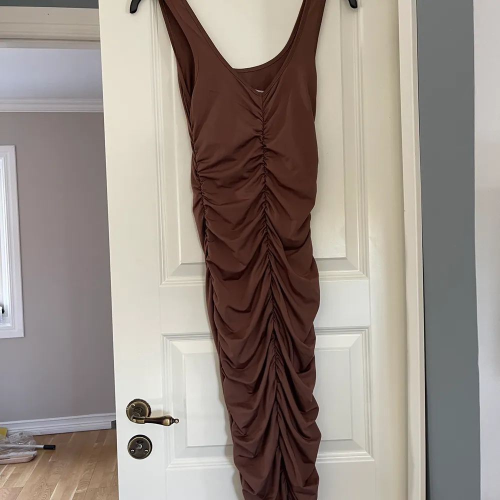 Jättefin lång-klänning från SHEIN. Aldrig använt då jag inte gillar den. . Klänningar.