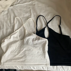 Linne i svart och vitt  - 50 kr st☺️ båda är i bra skick och man kan korsa banden eller ha dem raka, skriv för mer bilder på de 🌟