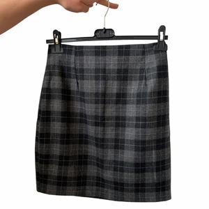 Kjol - Supersöt kjol, bra skick i storlek small. Modellen på bild är 174 cm lång och bär oftast xs-s. Skriv om funderingar 💙