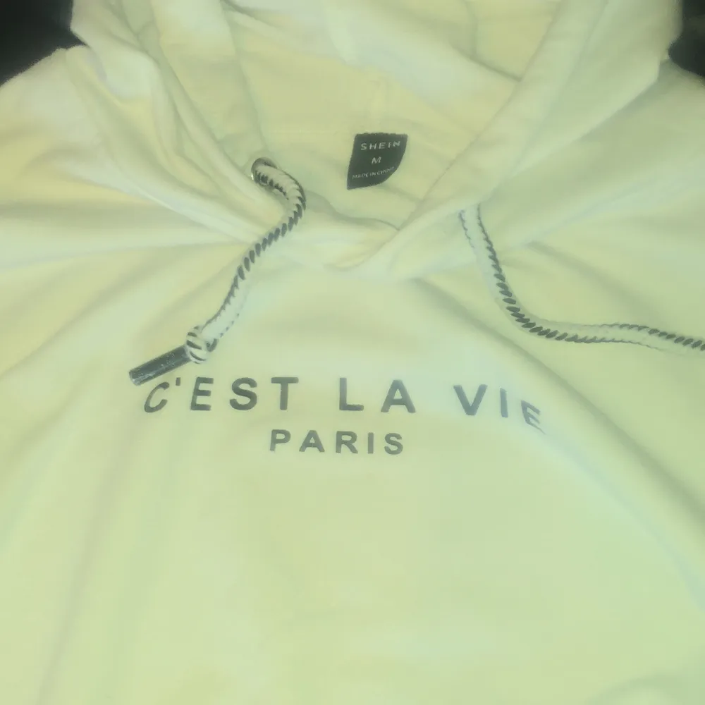 Säljer min vita c’est la vie hoodie/ huvtröja från shein. Inge fläckar hål eller annat. Säljer för att jag vill köpa en Nike tech tracksuit. Hoodies.