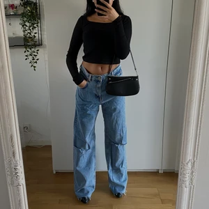 Zara jeans  - Helt nya jeans från zara💙 så snygga men tyvärr lite för stora för mig