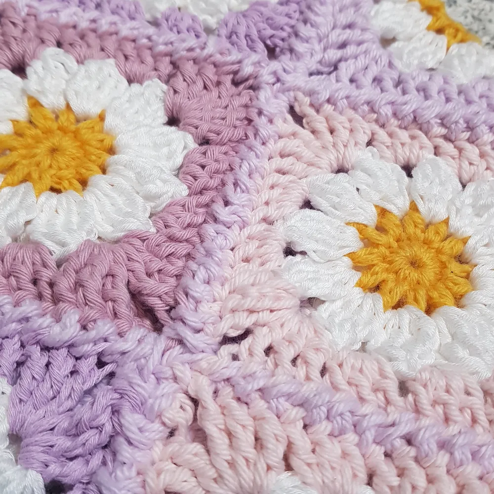 Granny square väska gjord i bomulls och ullgarn med blandade nyanser av rosa och lila💜Väskan är ca 28 cm i bredd och ca 28 cm i längd. Räknar man med axelremmen är väskan 52 cm i längd totalt🌸 (Lång axelremm). Väskor.