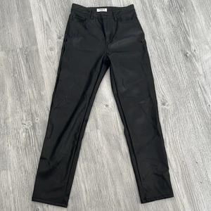 Skinnbyxor - Säljer svarta skinnbyxor från som  är från Lindex som tyvär är för små för mig. Storlek 158