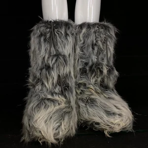 Fluffiga Moon Boots  - Grå & vita glitter moon boots liknande skor i fint skick! Några små slitningar på dom hängande bollarna men inget som syns. Och några små fläckar. Inget märke eller materiallapp finns. Storlek 41-42. Fri spårbar frakt.  