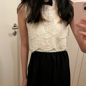 Klänning - Skön och fin klänning säljs💘💘 Har en svart roset vid halsen / kragen 🎀🎀