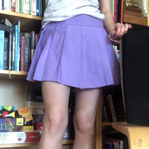 Simpel och ljuslila kjol, köptes för några år sedan :) Minimalt använd!💜 Skriv för fler frågor eller bilder!